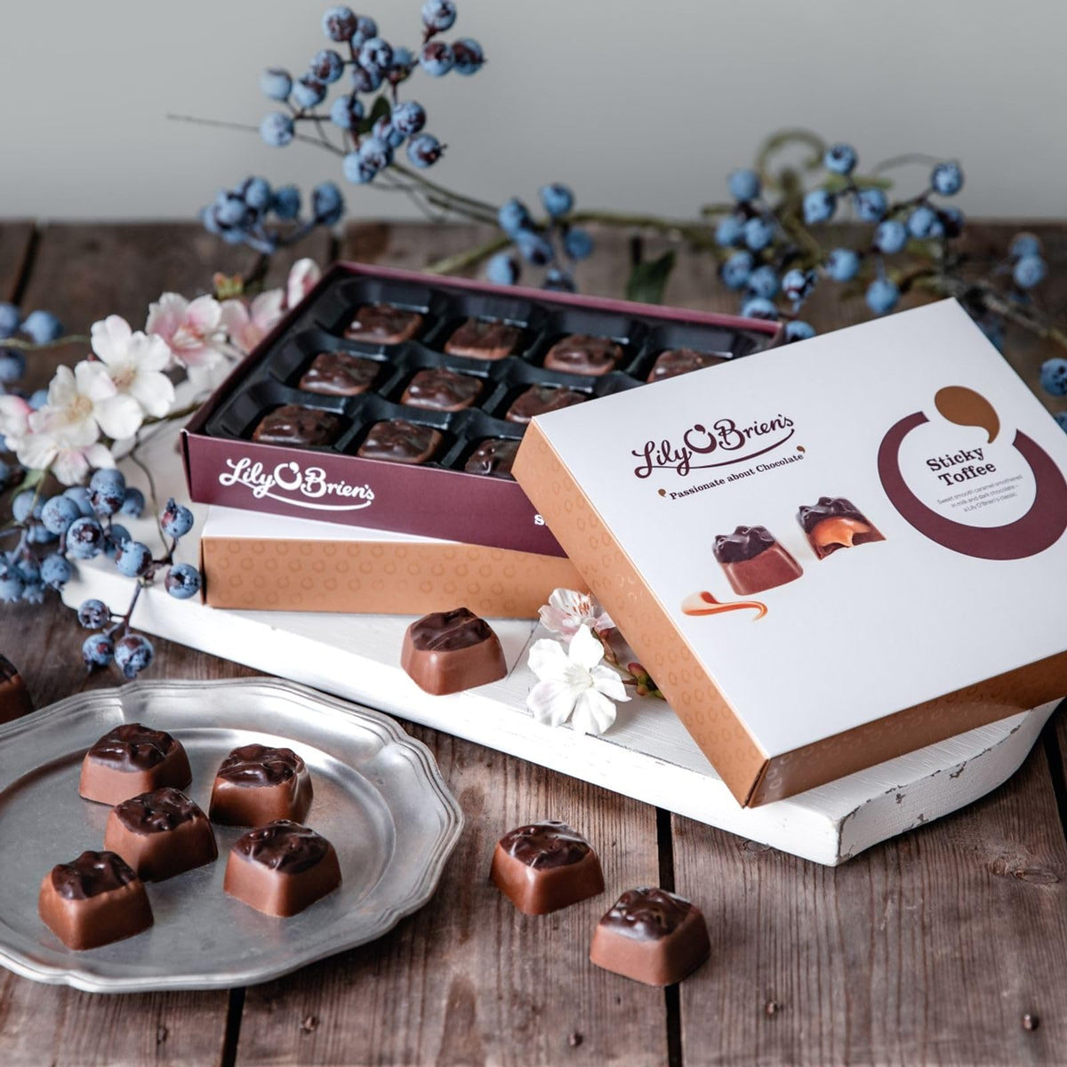 Lily O'Brien's Sticky Toffee Chocolate Gift Box - 145g 3